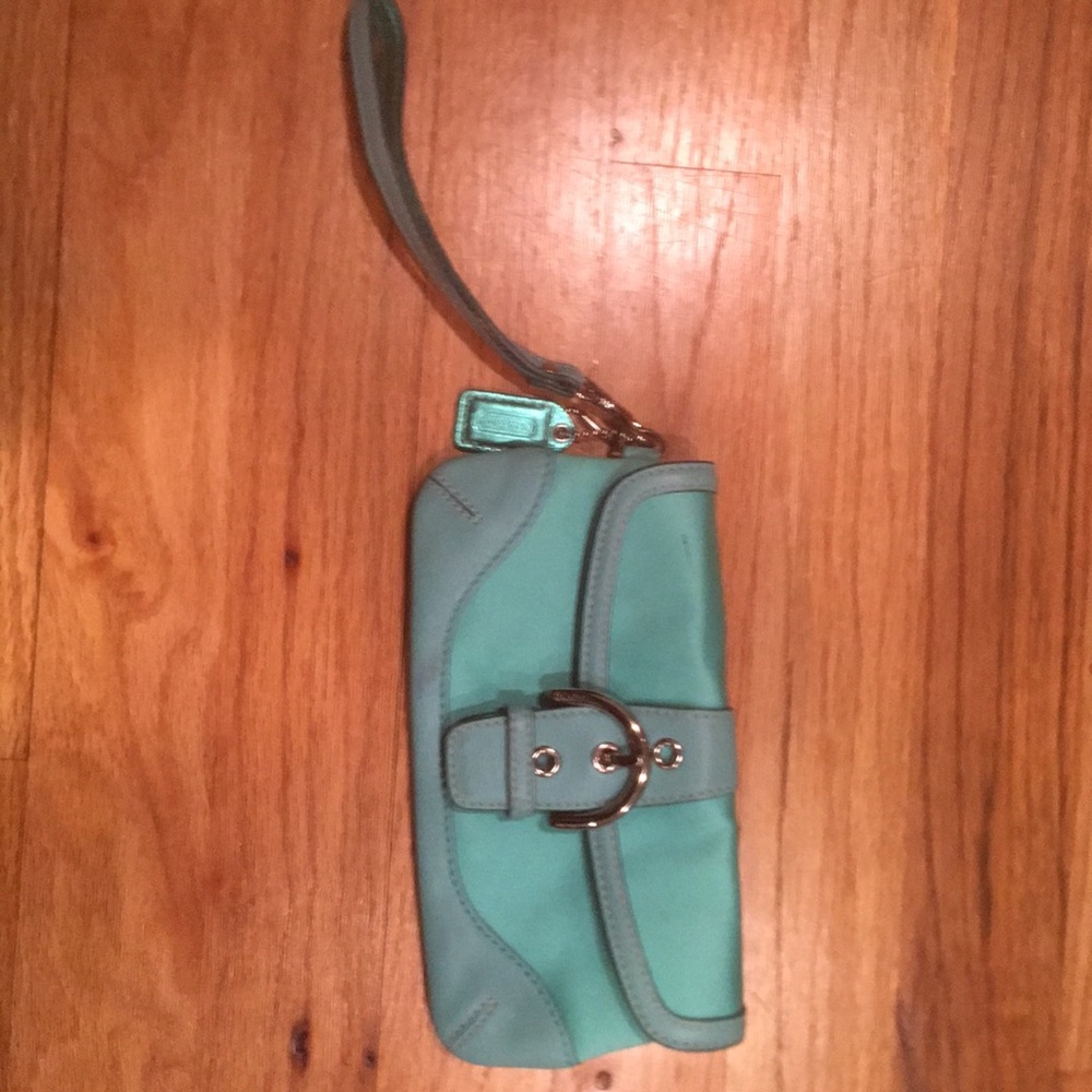 Super cute coach wristlet - Picture 2 of 8